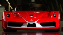 Вид спереди на красный Ferrari FXX